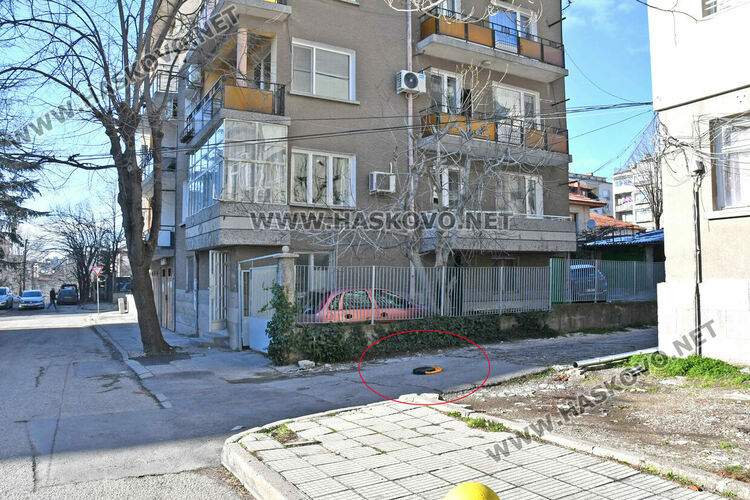 Криза за паркоместа в Хасково &ndash; блокове си заграждат дворовете със скоби и бариери