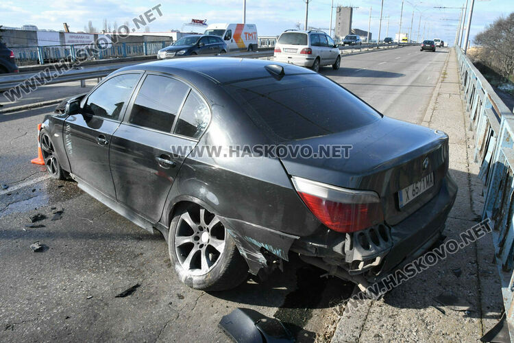18-годишен с БМВ разби огражденията на надлеза до жп гарата в Хасково 