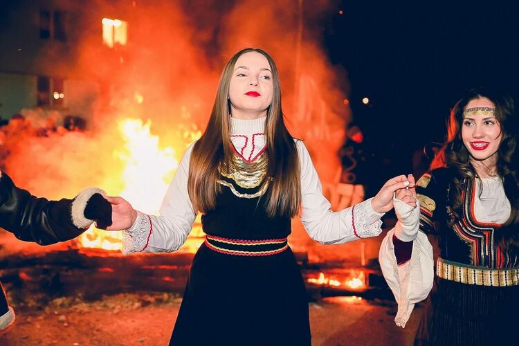 Звънците на сурвакарите огласиха и село Мещица