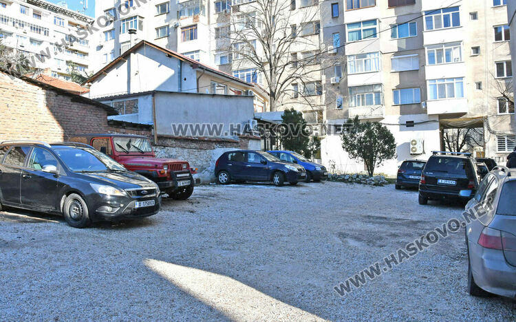 Криза за паркоместа в Хасково &ndash; блокове си заграждат дворовете със скоби и бариери