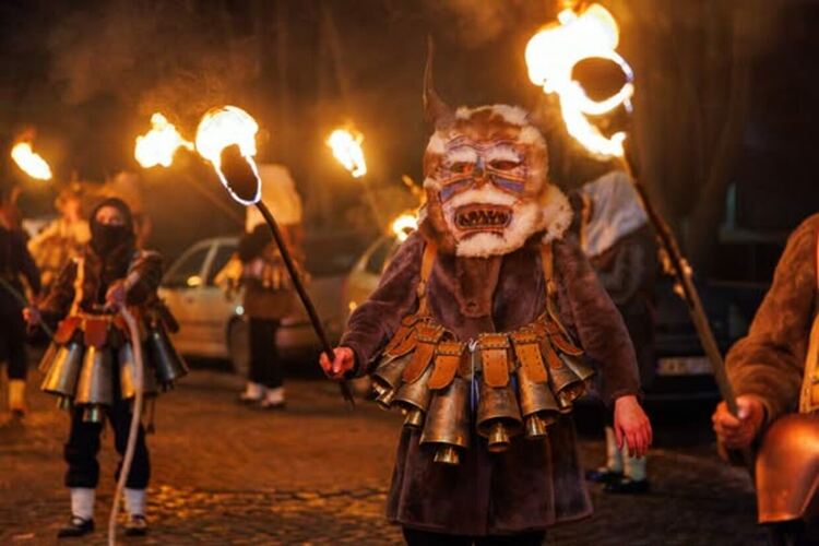 Лумнаха огньовете на Сурва в Пернишко!