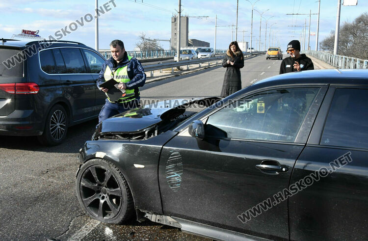 18-годишен с БМВ разби огражденията на надлеза до жп гарата в Хасково 