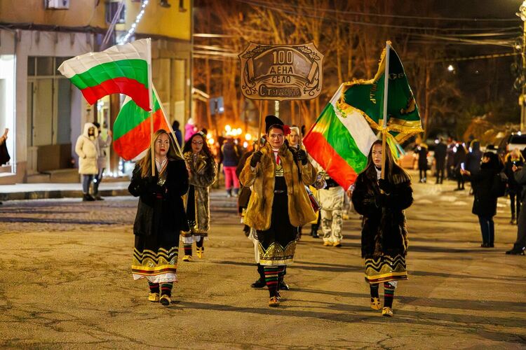 Лумнаха огньовете на Сурва в Пернишко!