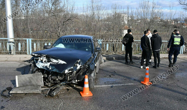 18-годишен с БМВ разби огражденията на надлеза до жп гарата в Хасково 