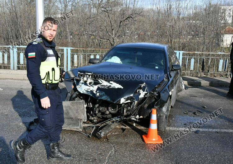 18-годишен с БМВ разби огражденията на надлеза до жп гарата в Хасково 