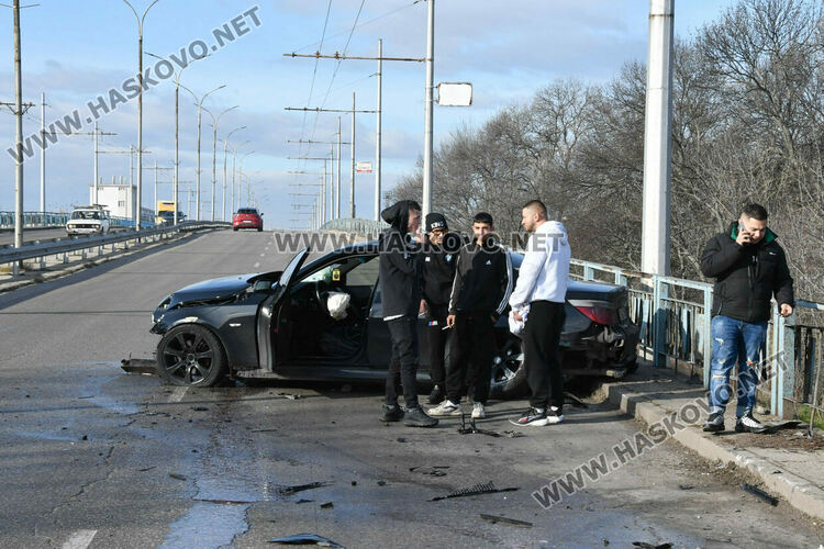 18-годишен с БМВ разби огражденията на надлеза до жп гарата в Хасково 