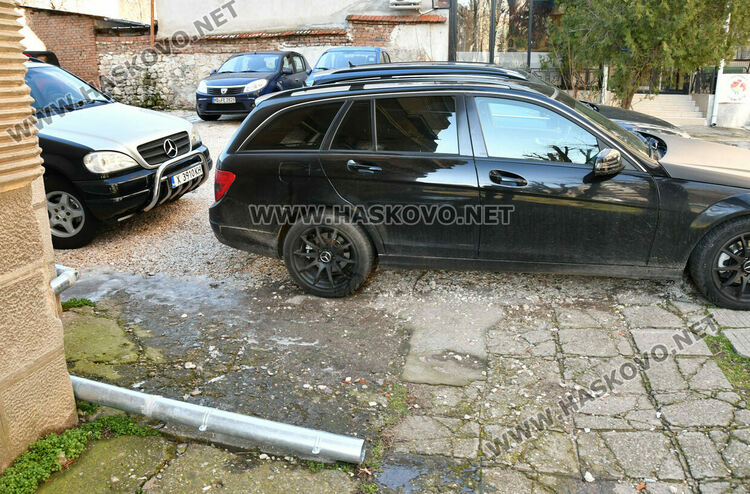 Криза за паркоместа в Хасково &ndash; блокове си заграждат дворовете със скоби и бариери