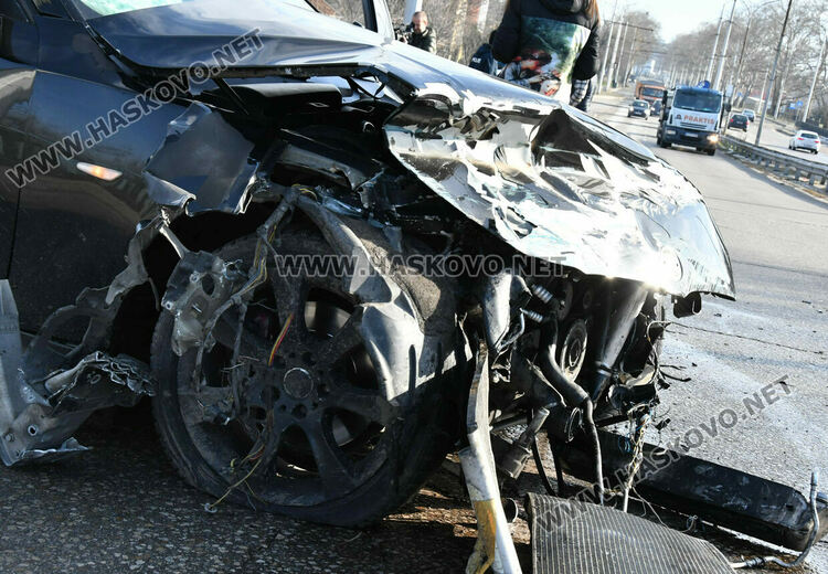 18-годишен с БМВ разби огражденията на надлеза до жп гарата в Хасково 