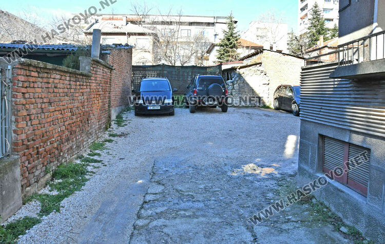 Криза за паркоместа в Хасково &ndash; блокове си заграждат дворовете със скоби и бариери