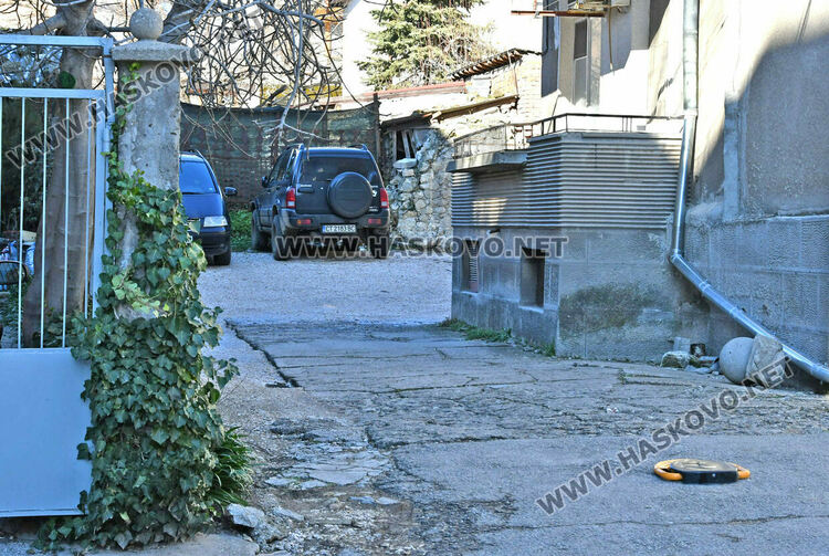 Криза за паркоместа в Хасково &ndash; блокове си заграждат дворовете със скоби и бариери