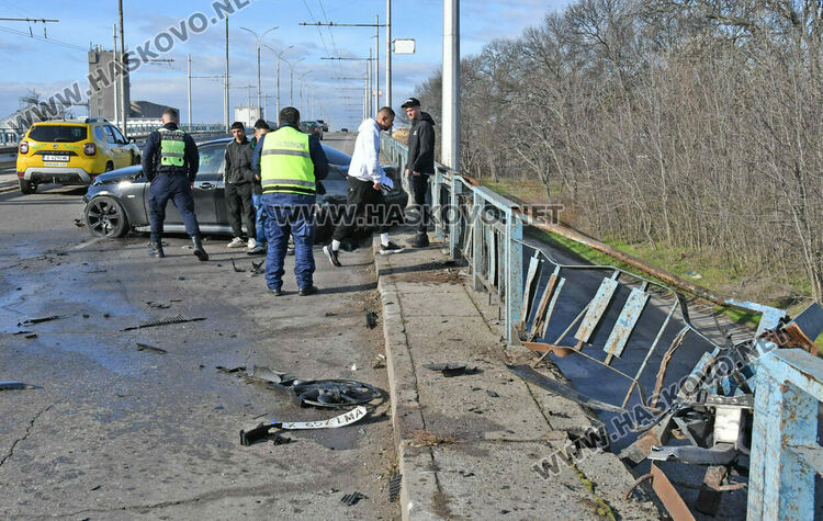 18-годишен с БМВ разби огражденията на надлеза до жп гарата в Хасково 