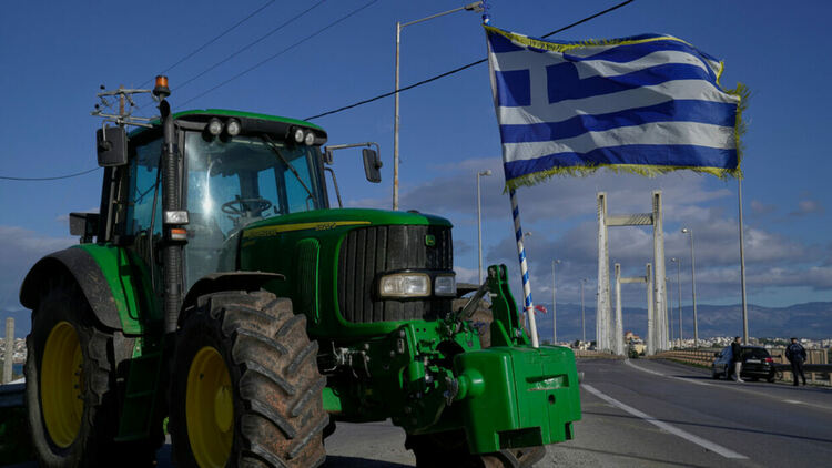 Гръцките фермери вдигат блокадите по пътищата и границите