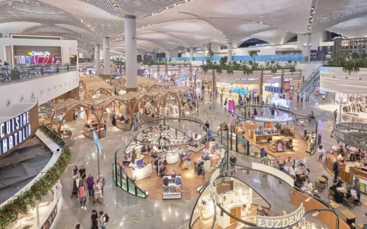 Новото летище на Истанбул, открито през 2018 г., бе построено със заявката да стане най-голямото на света. Планът бе през 2025 г. то да надмине по трафик лондонския шампион &bdquo;Хийтроу&ldquo;. На 25 юли миналата година истанбулският гигант детронира &bdquo;Хийтроу&ldquo;, като постави ресорд с над 270 хиляди пасажери, обслужени само за денонощие.