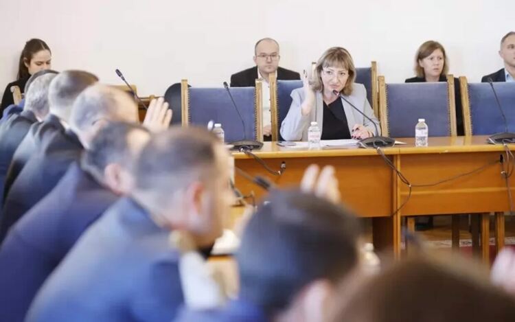 От мнозинството отказа да отпадне общият голям законопроект, както искаше опозицията.