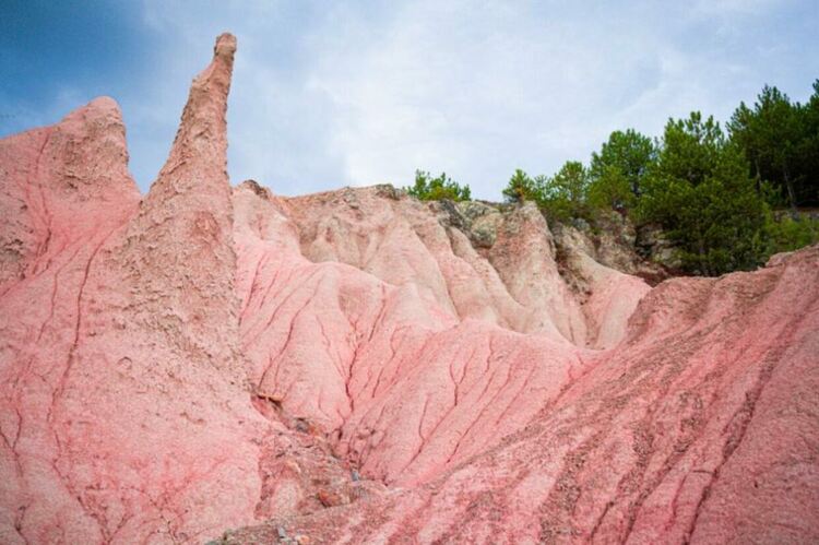 Сякаш от друга планета: Вижте отблизо мистичните розови пирамиди - уникално място в България