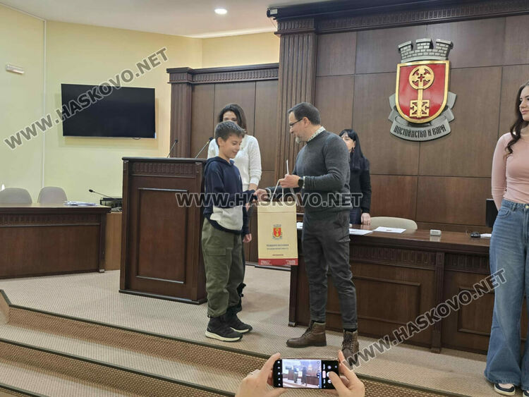 Наградиха победителите в Четвъртия фотоконкурс &bdquo;Хасково&nbsp;&ndash; светла коледна приказка&ldquo; 2025