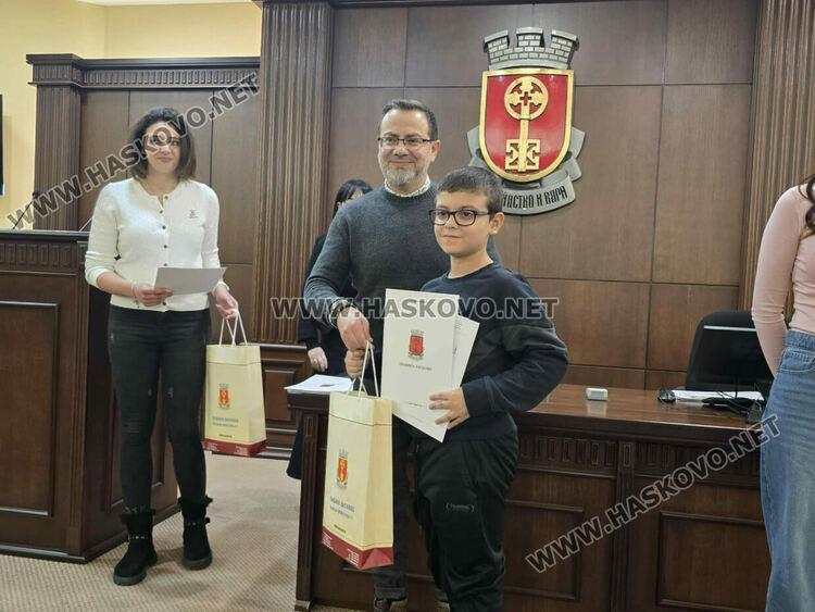 Наградиха победителите в Четвъртия фотоконкурс &bdquo;Хасково&nbsp;&ndash; светла коледна приказка&ldquo; 2025