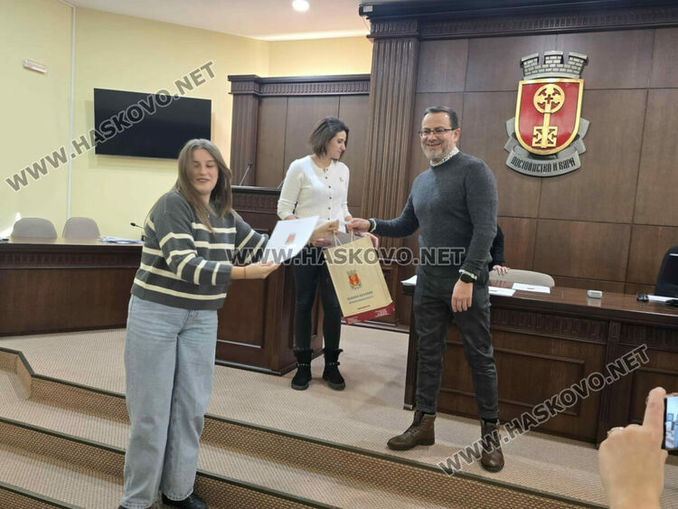 Наградиха победителите в Четвъртия фотоконкурс &bdquo;Хасково&nbsp;&ndash; светла коледна приказка&ldquo; 2025