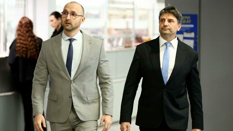 Двама души са задържани за производство на фалшиви документи за превозни средства и печатане на пари