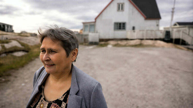 Брита Мортенсен е само на 15 години, когато датски лекари ѝ поставят спирала против забременяване. Това се случва против волята ѝ и без знанието и съгласието на родителите ѝ.