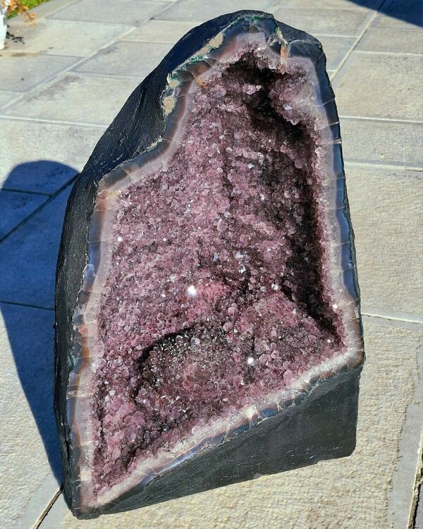 Уникална аметистова геода разиграват на томболи сред посетителите на Кристалната зала в Мадан