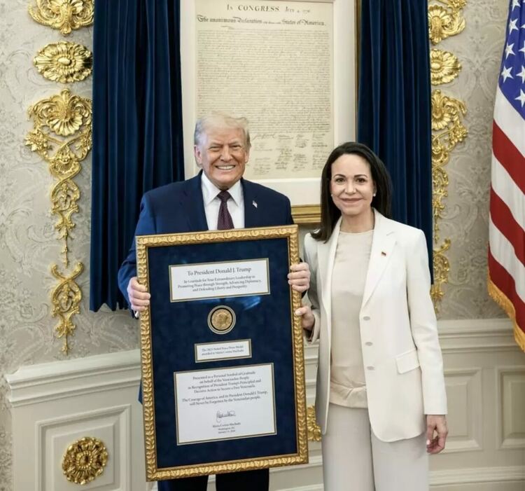 Лидерът на венецуелската опозиция Мария Мачадо връчи на американския президент Тръмп своята Нобелова награда за мир