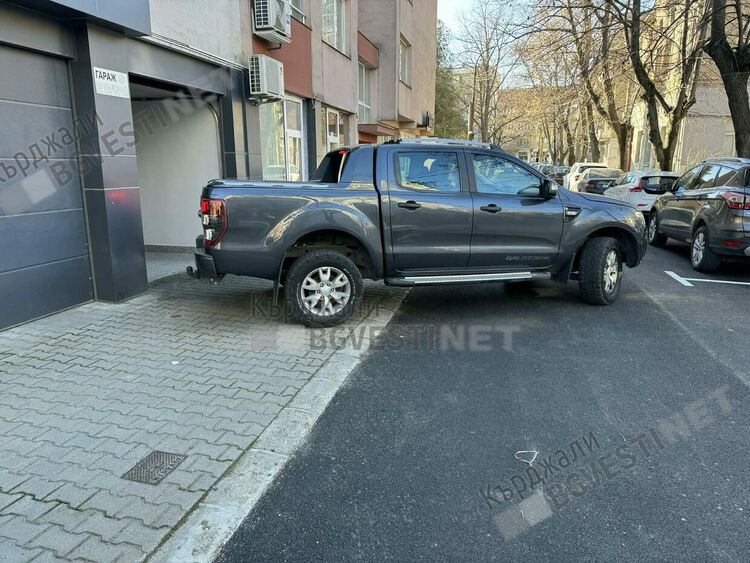 Сложни упражнения за паркиране с новите паркоместа на ул."Антим I"