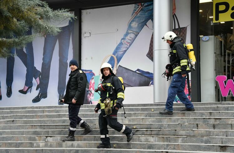 Пожарникари на крак заради сигнал за задимяване в централна сграда 