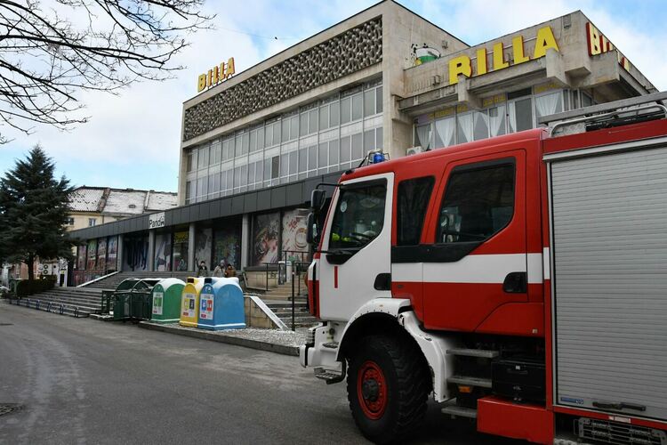 Пожарникари на крак заради сигнал за задимяване в централна сграда 