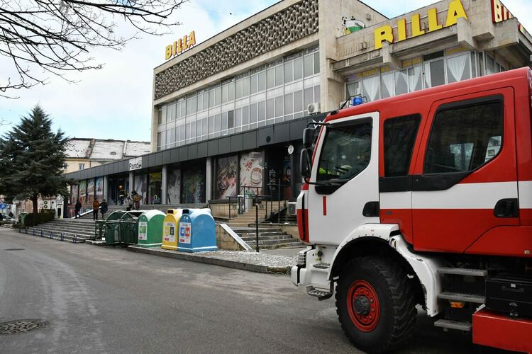 Пожарникари на крак заради сигнал за задимяване в централна сграда 