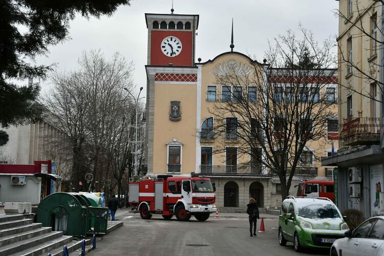 Пожарникари на крак заради сигнал за задимяване в централна сграда 