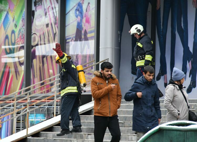 Пожарникари на крак заради сигнал за задимяване в централна сграда 