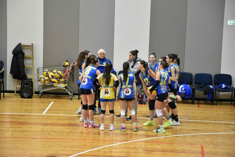 Девойките на волейболния &bdquo;Раковски&ldquo; с чиста победа срещу &bdquo;Казанлък волей&ldquo;