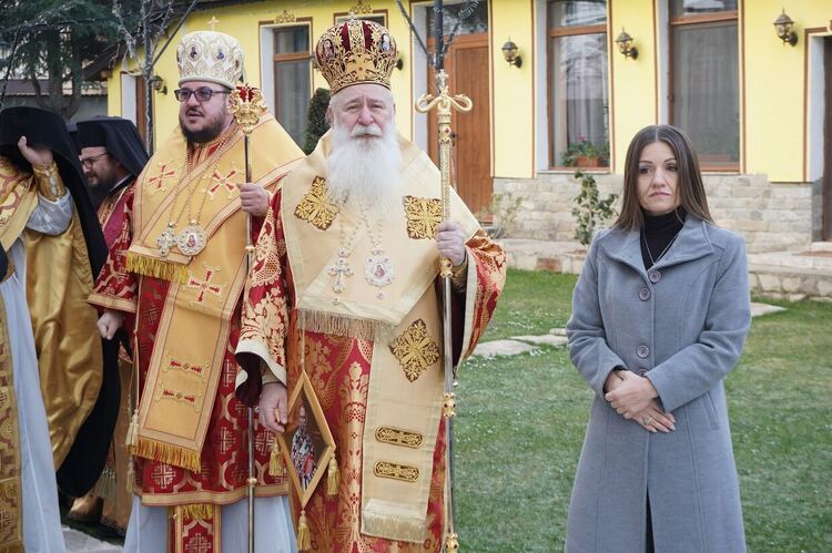Митрополит Киприян отслужи литургия на Атанасовден в Харманли