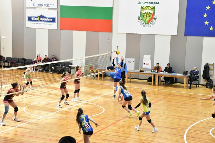 Девойките на волейболния &bdquo;Раковски&ldquo; с чиста победа срещу &bdquo;Казанлък волей&ldquo;