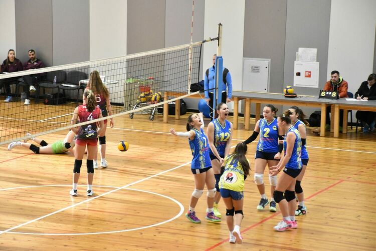 Девойките на волейболния &bdquo;Раковски&ldquo; с чиста победа срещу &bdquo;Казанлък волей&ldquo;