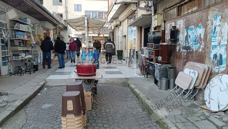 Студ и цени стъписаха изселниците, опашките пред любимата им баничарница до джамията изчезнаха