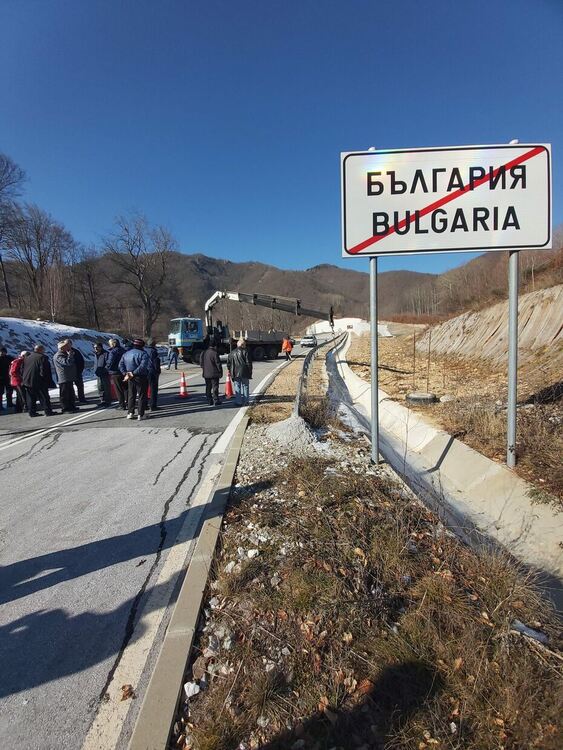 сн: Хайри Мелемезов/гръцки работници премахват огражденията на границата