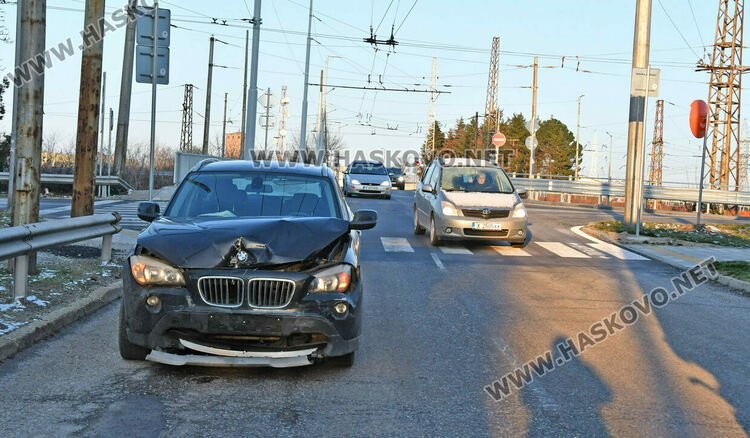 Мерцедес и БМВ катастрофираха на детелината в квартал &bdquo;Орфей&ldquo;