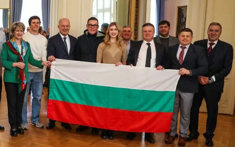 Фигуристката Александра Фейгин (в средата) очаква да научи кой мъж ще я придружава като втори знаменосец за България на церемонията по откриване на игрите на 6 февруари.