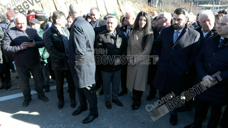 След 30 години чакане: Рудозем &ndash; Димарио отворен без официална церемония от българска страна / Галерия/