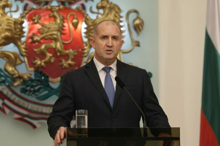 &bdquo;Опонент на Борисов и Пеевски, но с близки до Кремъл позиции&ldquo;. Световните медии отразиха оставката на Радев