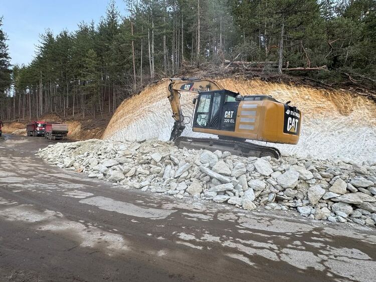 8 подпорни стени и 52 водостоци се изграждат по пътя Рудозем &ndash; Смолян