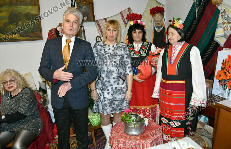 Тракийци пресъздадоха обичая &bdquo;Подливане&ldquo; на Бабинден