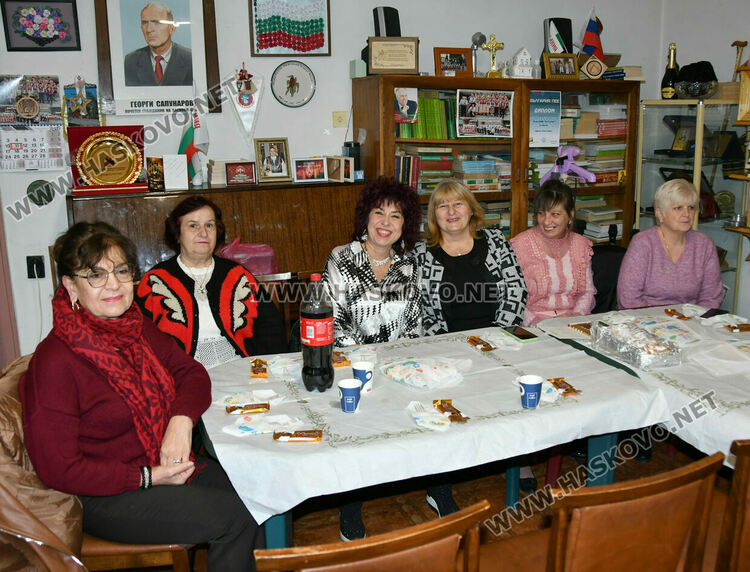 Тракийци пресъздадоха обичая &bdquo;Подливане&ldquo; на Бабинден