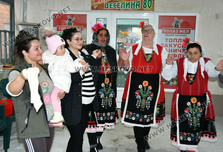 Пъстър и весел Бабинден в Узунджово, радват се на бебета и деца