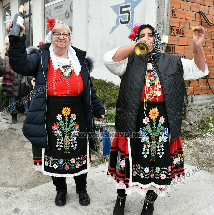 Пъстър и весел Бабинден в Узунджово, радват се на бебета и деца