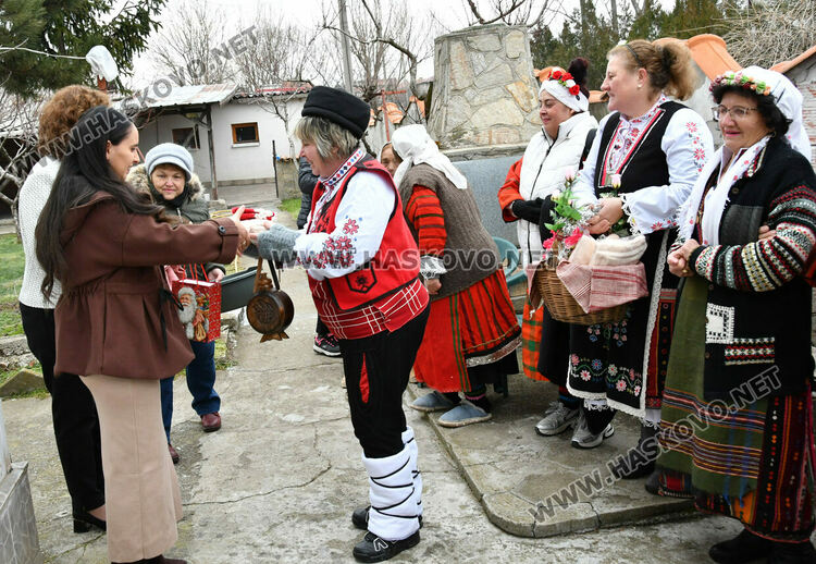 Пъстър и весел Бабинден в Узунджово, радват се на бебета и деца