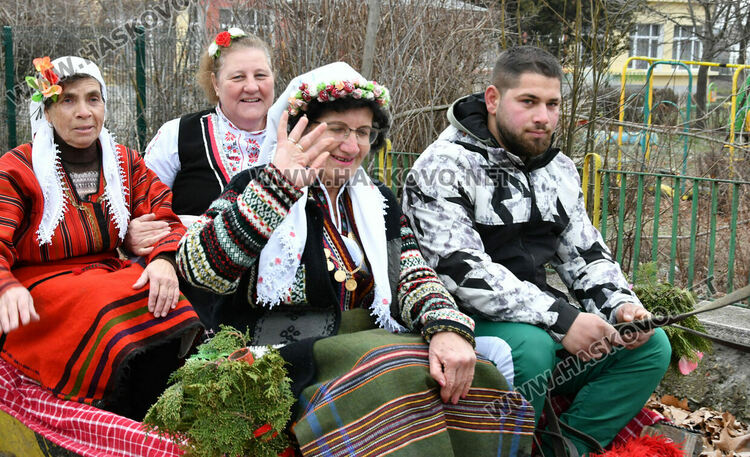 Пъстър и весел Бабинден в Узунджово, радват се на бебета и деца