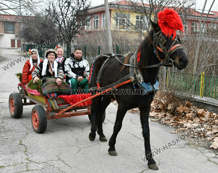 Пъстър и весел Бабинден в Узунджово, радват се на бебета и деца